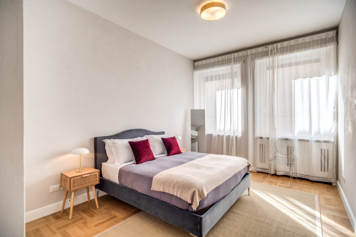 חדר שינה עם מיטת קווין סייז (160 ס"מ x 190 ס"מ)