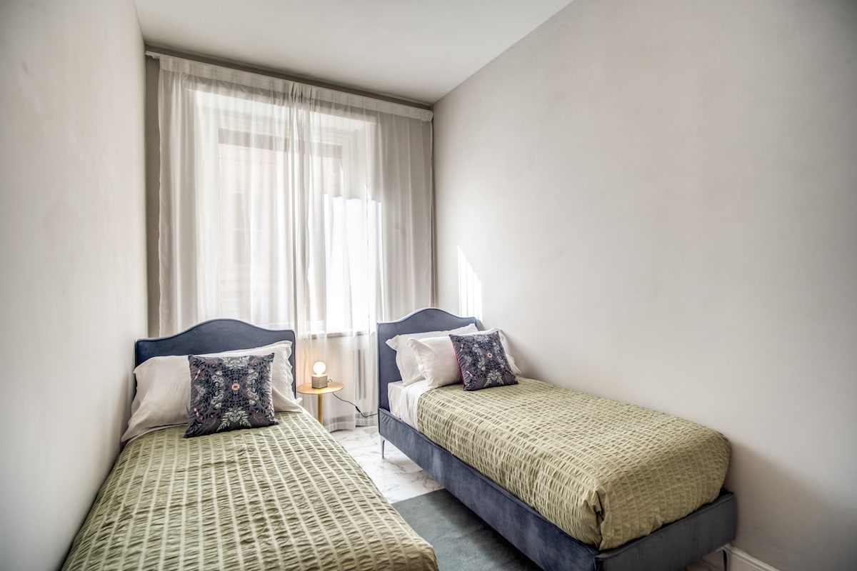 חדר שינה עם 2 מיטות יחיד (190 ס"מ x 80 ס"מ)