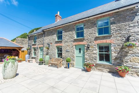 Luxury Beach cottage Llangrannog 50m from sea