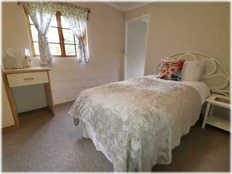 Ova spavaća soba ima krevet za jednu osobu i vlastitu kupaonicu (kada, WC i umivaonik).