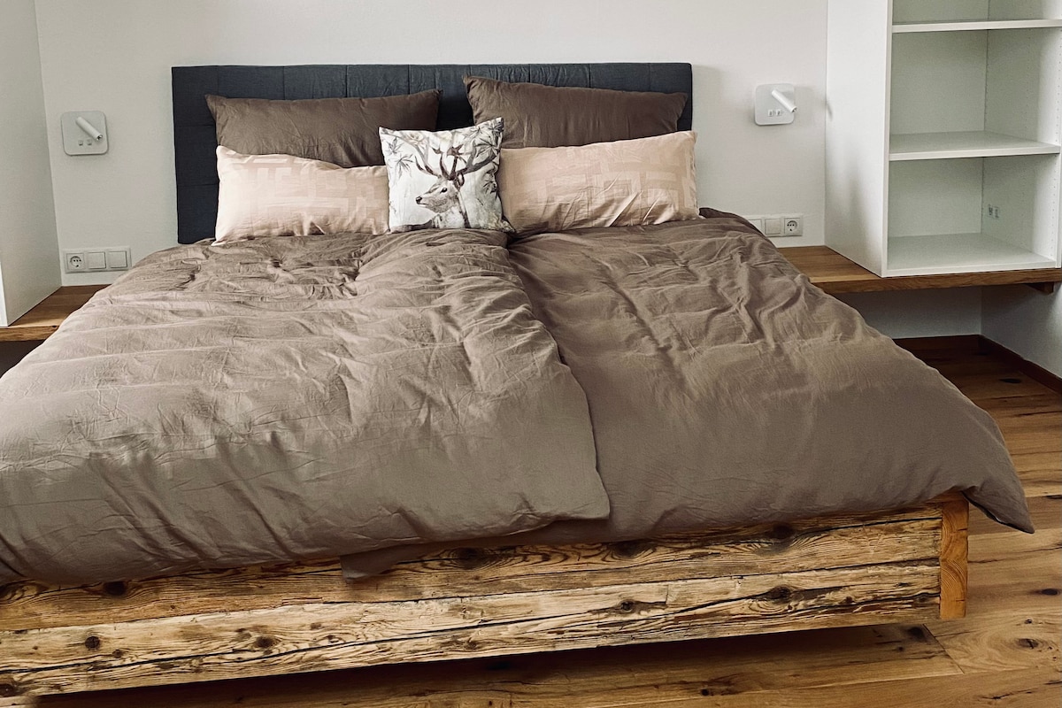 غرفة النوم 2 بسرير مزدوج مريح 180 سم × 200 سم ونوافذ تطل على إطلالة على الريف. وتقع في الطابق العلوي من الشقة