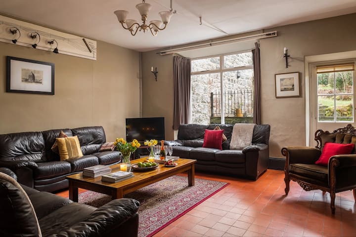 Unwind On A Country Estate W/ Hot Tub & Games Room - Blaenau Ffestiniog