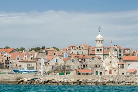 Popular Airbnb listing: Vacation House in Prvić šepurine