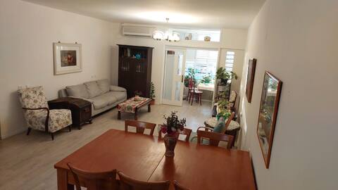 Center quite 4 beds & balcony
