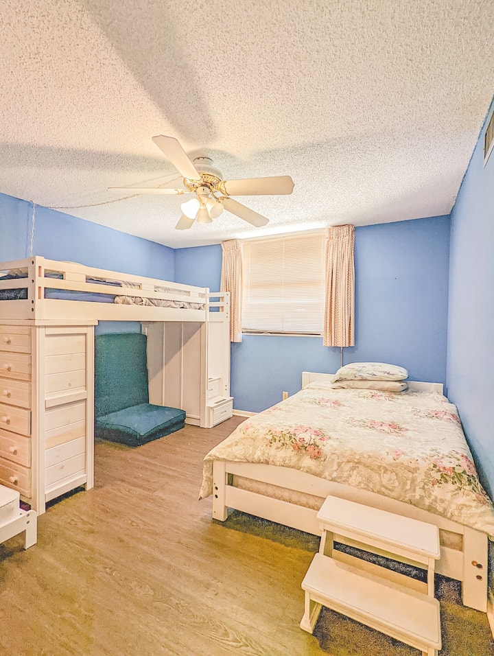 غرفة نوم الضيوف: 1 سرير مزدوج الحجم، 1 سرير مزدوج (نمط سرير بطابقين)، 1 سرير بحجم طفل 