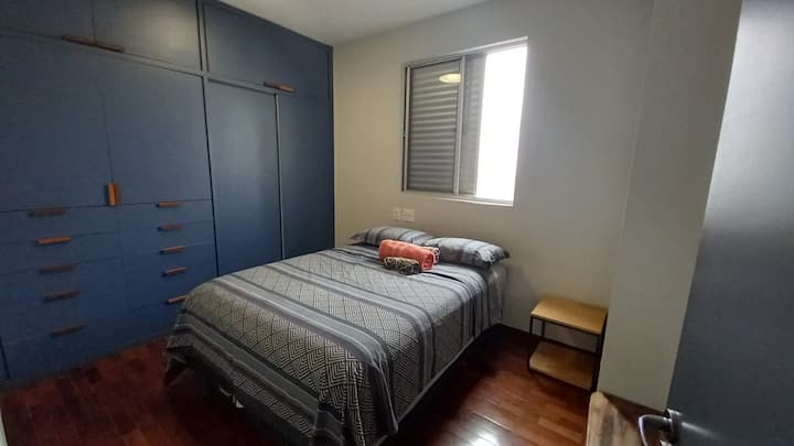 Salle sociale avec grand placard.