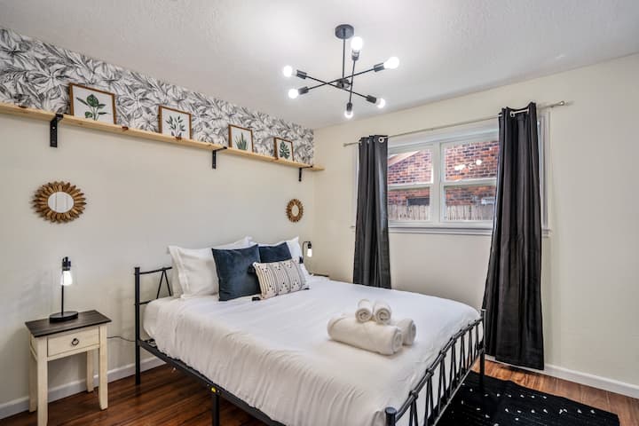 ได้รับความสะดวกสบายในห้องนอนควีน