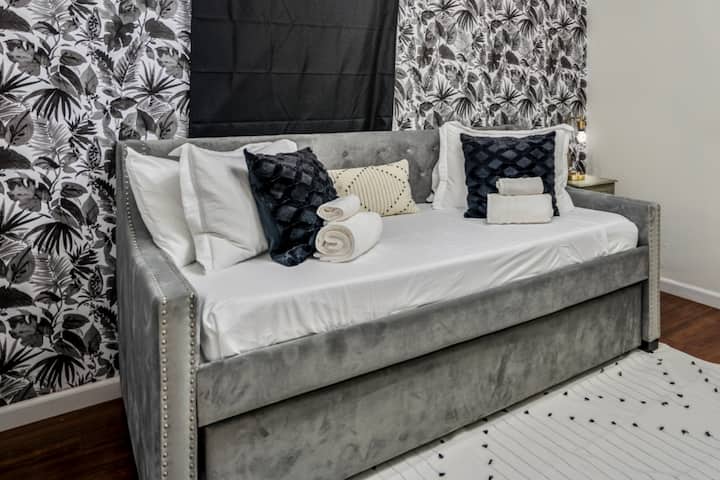 เพลิดเพลินกับการนอนกับเพื่อนในห้อง Trundle ของเรา! ด้านล่างของเตียงนอนกลางวันดึงออกมาสำหรับเตียงแฝดเพิ่มเติม 