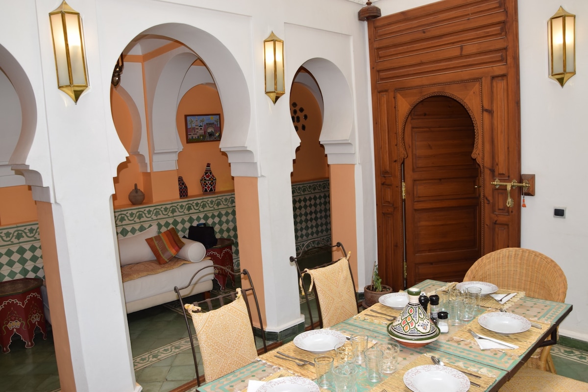 Intérieur de luxe du Riad Privé, chambre spacieuse et lit confortable
