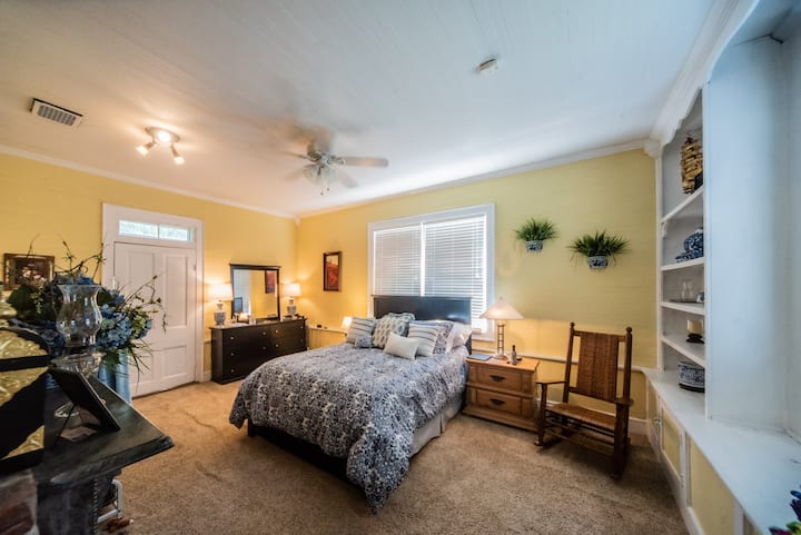 ห้องนอนชั้นล่างพร้อมเตียงควีนไซส์  