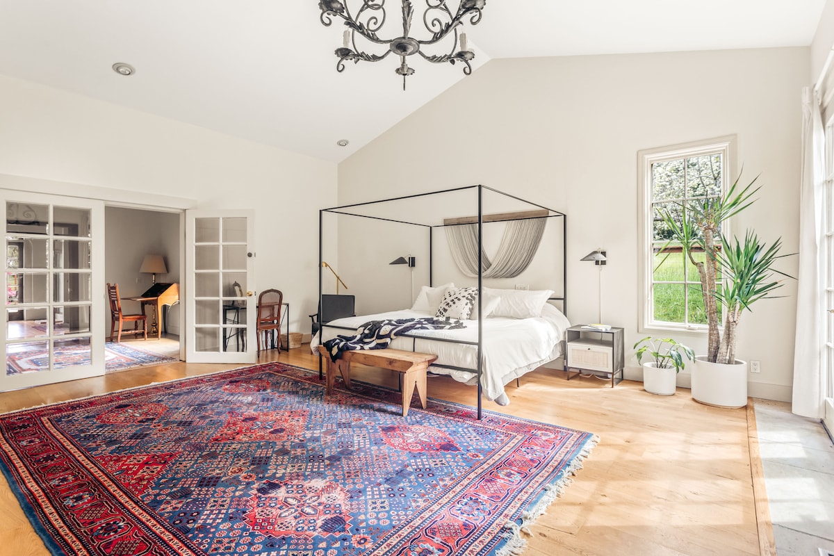 Просторната основна спалня