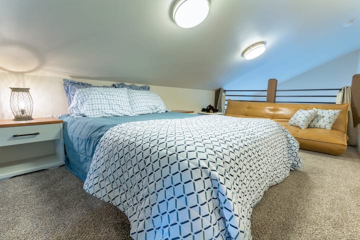 Roshani ya kulala yenye kitanda aina ya queen na sofa ya ukubwa kamili inayoweza kubadilishwa