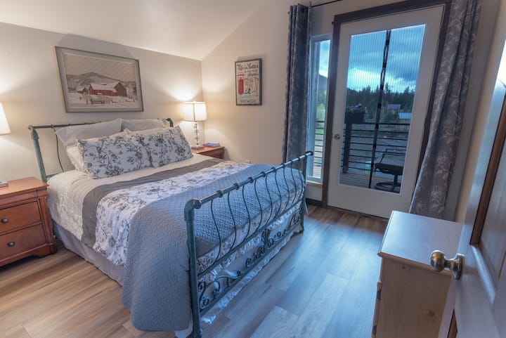 Chumba cha kulala cha kujitegemea kilicho na kitanda aina ya queen na roshani ya kujitegemea. 