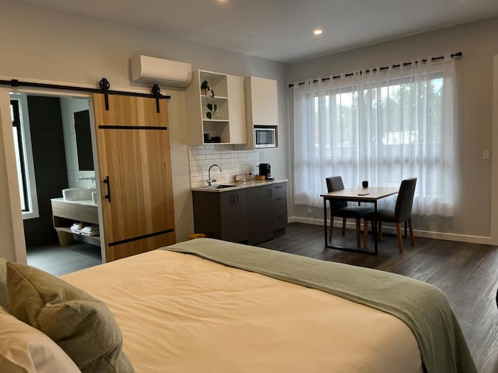 Aberdeen Lane Deluxe King Suite - Woodside