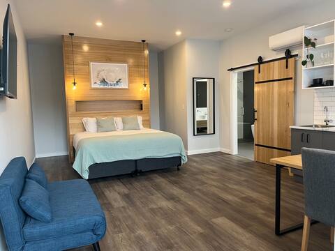 Aberdeen Lane Deluxe King Suite