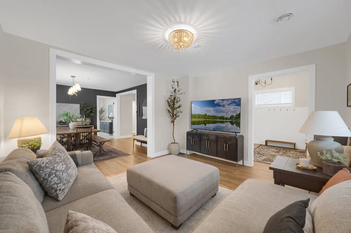 Cozy home in St. Paul, King bed gallery image 2