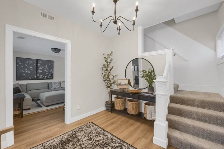 Cozy home in St. Paul, King bed gallery image 3