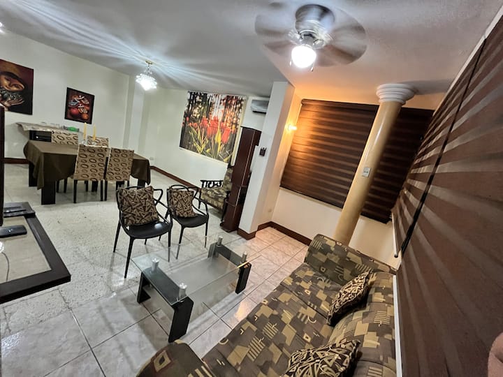 Sala de estar y comedor amplios y cómodos 