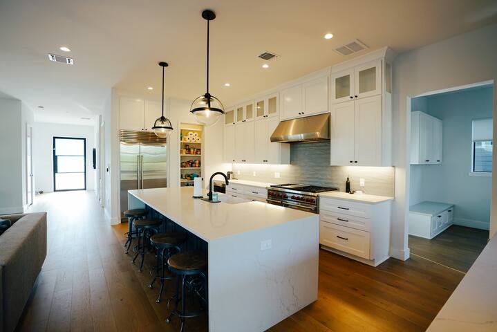 Modern Luxury in Heart of Zilker gallery image 3