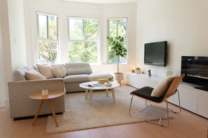 Peaceful Cedar Cottage Home