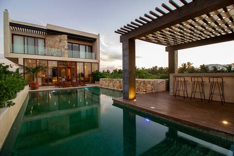 Stunning Beach Front House -  Yucson KM31
