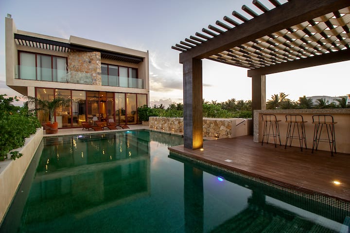 Stunning Beach Front House -  Yucson KM31