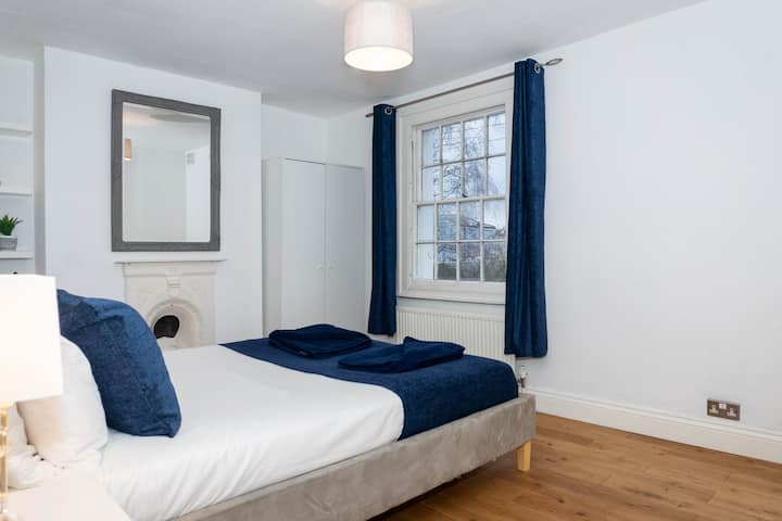 Уживајте во врвна удобност и луксуз во нашата главна спална соба, со простран брачен кревет погоден за кралски семејства. Спијте како никогаш порано во овој мирен рај.  