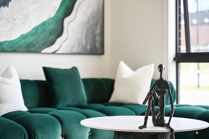 5 Bedrooms Brand New Art Gallery •Walk to Shops gallery image 3