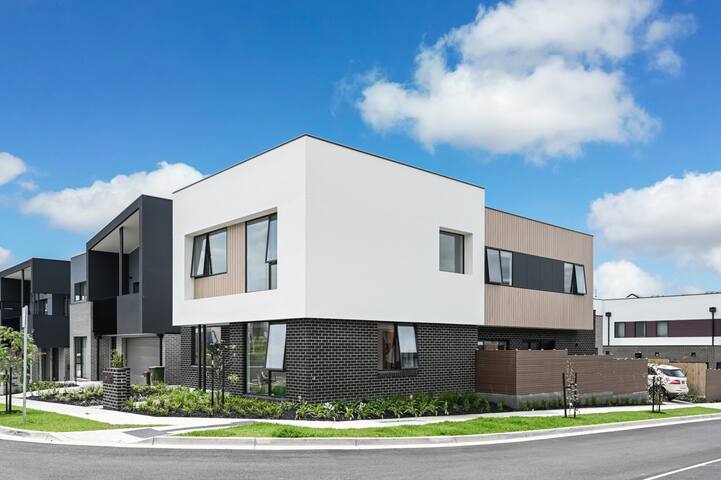 5 Bedrooms Brand New Art Gallery •Walk to Shops gallery image 2