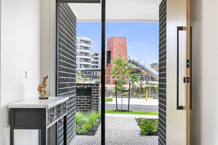 5 Bedrooms Brand New Art Gallery •Walk to Shops gallery image 4