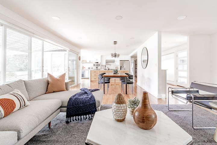 7br Bellevue Home | Lake Views + Large Backyard - Bellevue, WA