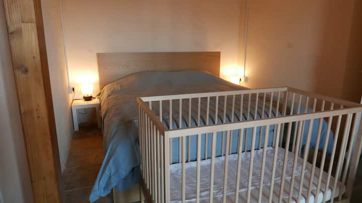 Двойно легло (незадължително бебешко креватче.