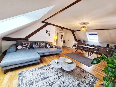 the Alchemist - Modern apartment with jacuzzi
