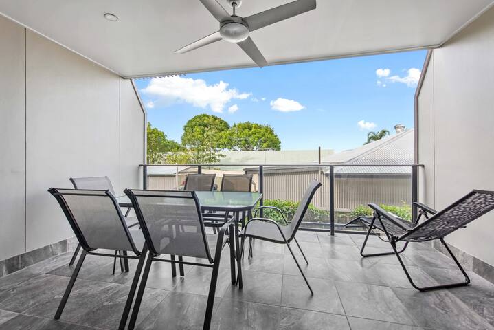 Spacious + Convenient! 3Bed/2.5Bath/1Car~Townhouse gallery image 2