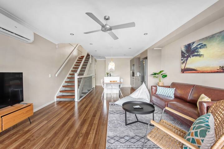 Spacious + Convenient! 3Bed/2.5Bath/1Car~Townhouse gallery image 3