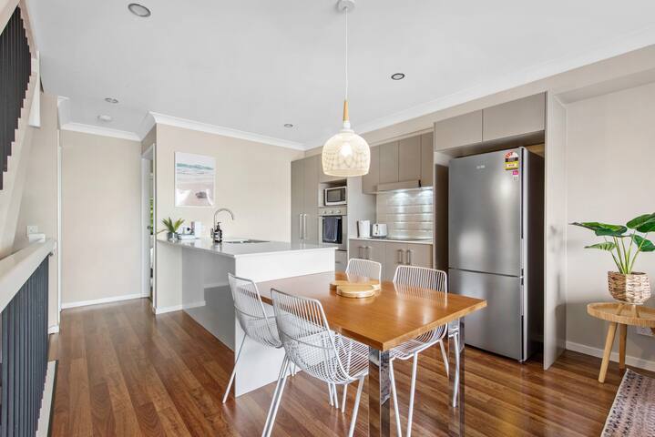 Spacious + Convenient! 3Bed/2.5Bath/1Car~Townhouse gallery image 4