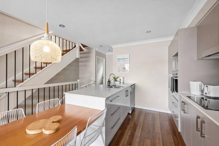 Spacious + Convenient! 3Bed/2.5Bath/1Car~Townhouse gallery image 5