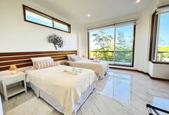 Spacious+Deluxe+Villa+with+3+Bedrooms+%26+Lake+Views