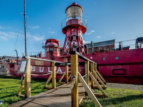Successful Airbnb property: SULA Lightship - luxury apartment on the water in Gloucester