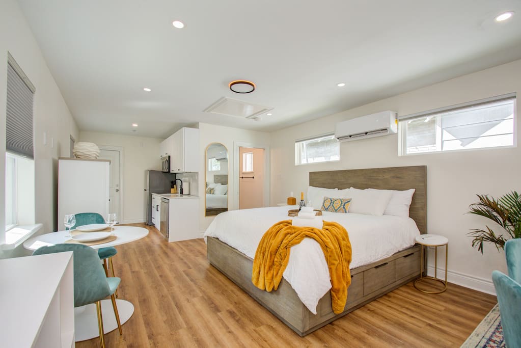 Airbnb Spacious Luxury Studio in the Heights