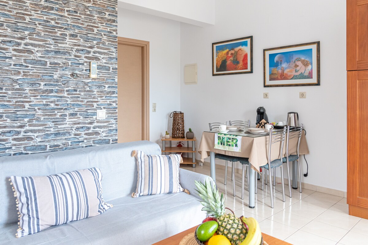 Sumérgete en la comodidad en este acogedor salón y comedor. Disfruta de una comida en la elegante mesa o relájate en el lujoso sofá. Decorado con estilo, es el lugar perfecto para relajarse.
