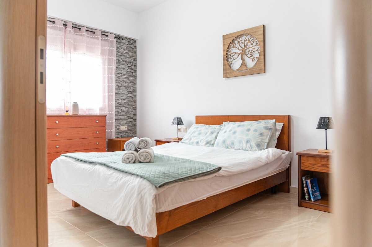 Disfruta de una buena noche de sueño en la cómoda cama doble del dormitorio. Se proporcionan toallas suaves y acogedoras para mejorar tu experiencia de comodidad y relajación. Déjate adentrarse en un sueño tranquilo rodeado de una decoración tranquila y relajante.