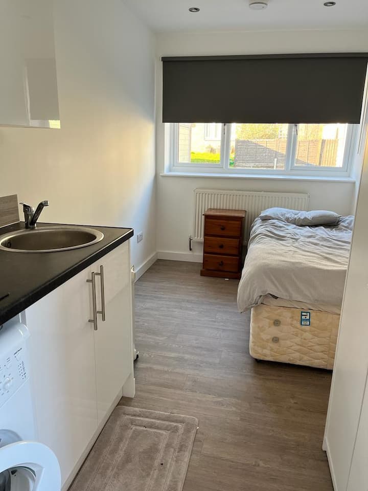 Studio Room For Single Or Couple - Brentwood