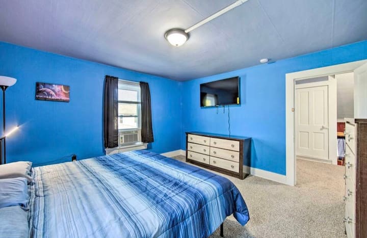 
"Revel in ultimate comfort and sophistication. King-size bed, 58-inch smart TV, AC-cooled serenity, ample lighting, and a mountain view. Wireless charger, dual nightstands, closet, and drawers for seamless organization. Your oasis awaits. ️
