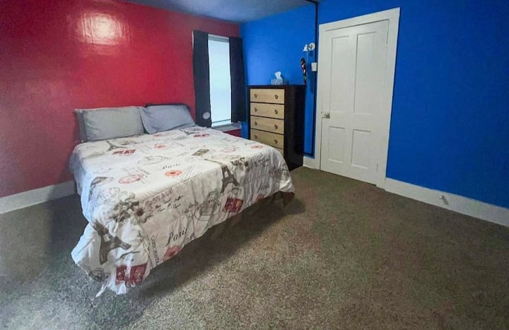 "Indulge in comfort and style with a queen bed, 48in smart TV, and air-conditioned haven. Bask in great lighting and mountain views from your window. Nightstands, closet, and drawers offer ultimate convenience. Your perfect escape awaits. ️️ 