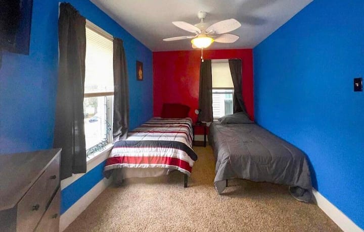 "Double the comfort, double the views. Two twin beds with 38in smart TV, air-conditioning, ample lighting, and stunning mountain vistas through the window. Stay connected with wireless chargers, while nightstands, closets, and drawers keep