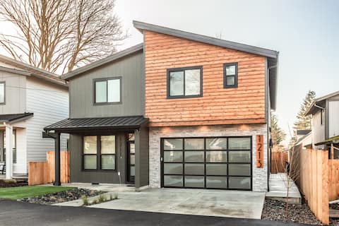 Central Modern Lux Duplex 5BD Sleeps 16