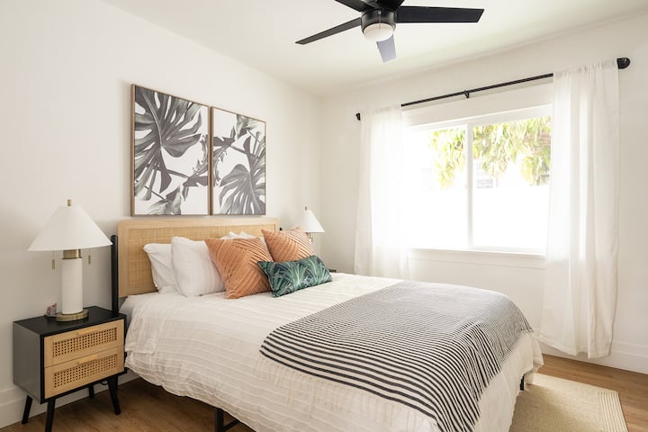 "Coronado Cabana" הוא האווירה המושלמת עם שקעי שולחן ליד המיטה כדי שתוכלו לטעון את הטלפונים שלכם. בארון יש סיפור מזוודות ובר קולב