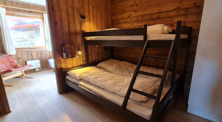 Soverom 2
Køyeseng med romslig dobbelseng (160cm) og enkeltseng (80cm).

Åpen løsning videre til sovealkove med liten dobbeltseng på 120cm.