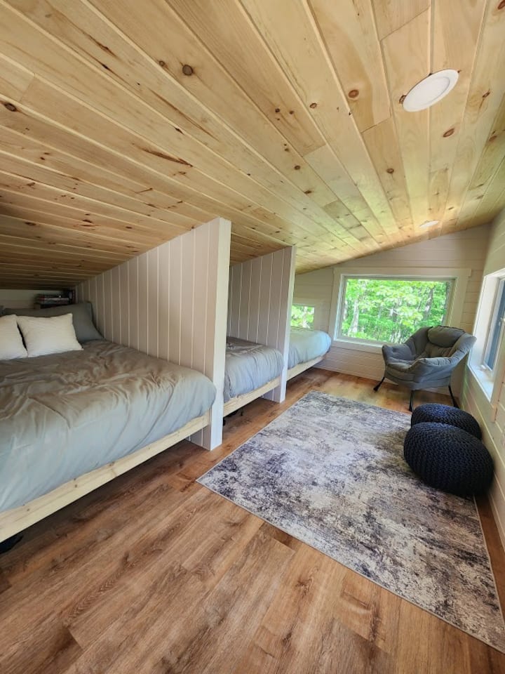 The full, twin, and queen beds in the loft bunkroom provide enough space for 5 additional guests.
